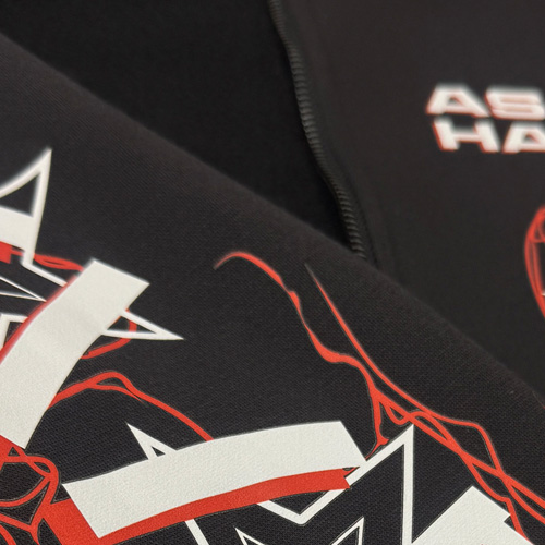 DTF-принт на чёрной ткани: тонкие линии и высокая детализация графики