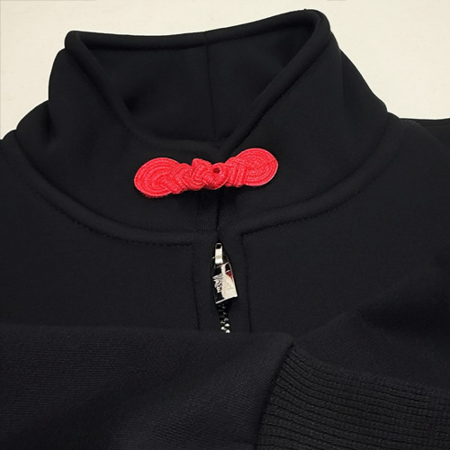 Бомбер в китайском стиле: воротник-стойка и красная застёжка-лягушка