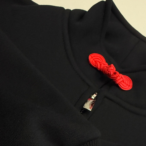 Красный узел на стойке: восточная деталь в современной моде