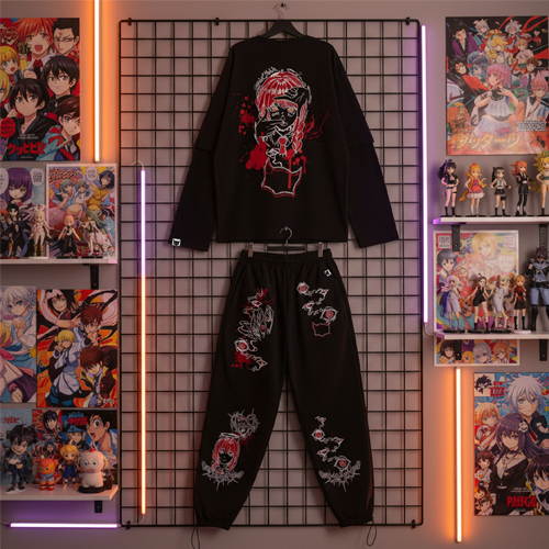 аниме-мудборд: лонгслив с аниме-принтом и черные джоггеры БЕЗДNА на модели